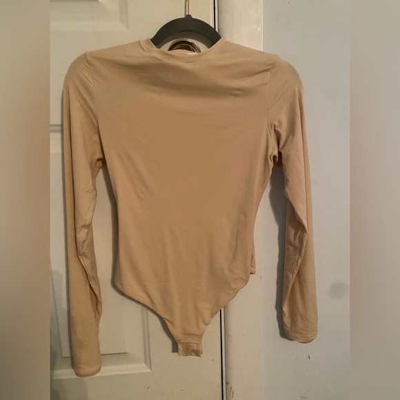 SKIMS sand fits everybody long sleeve crew neck bodysuit (M) - Picture 5 of 5